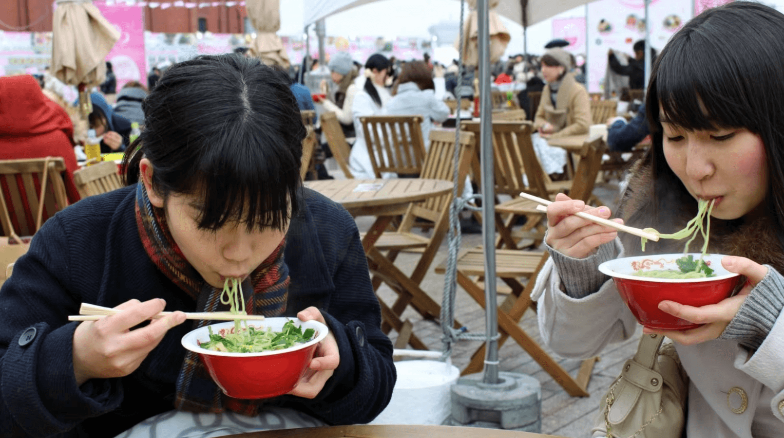 ăn mì cùng đồng nghiệp