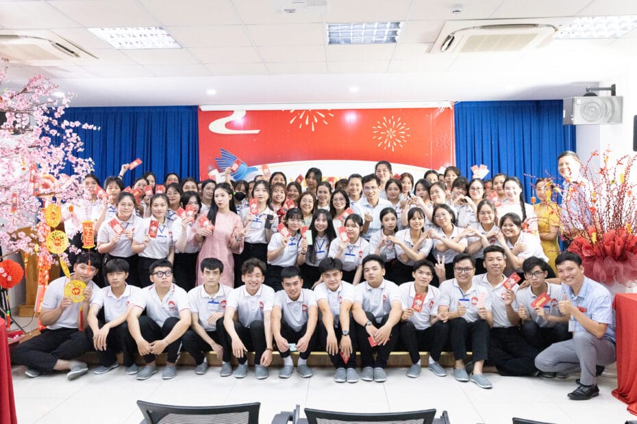 tập thể khai xuân