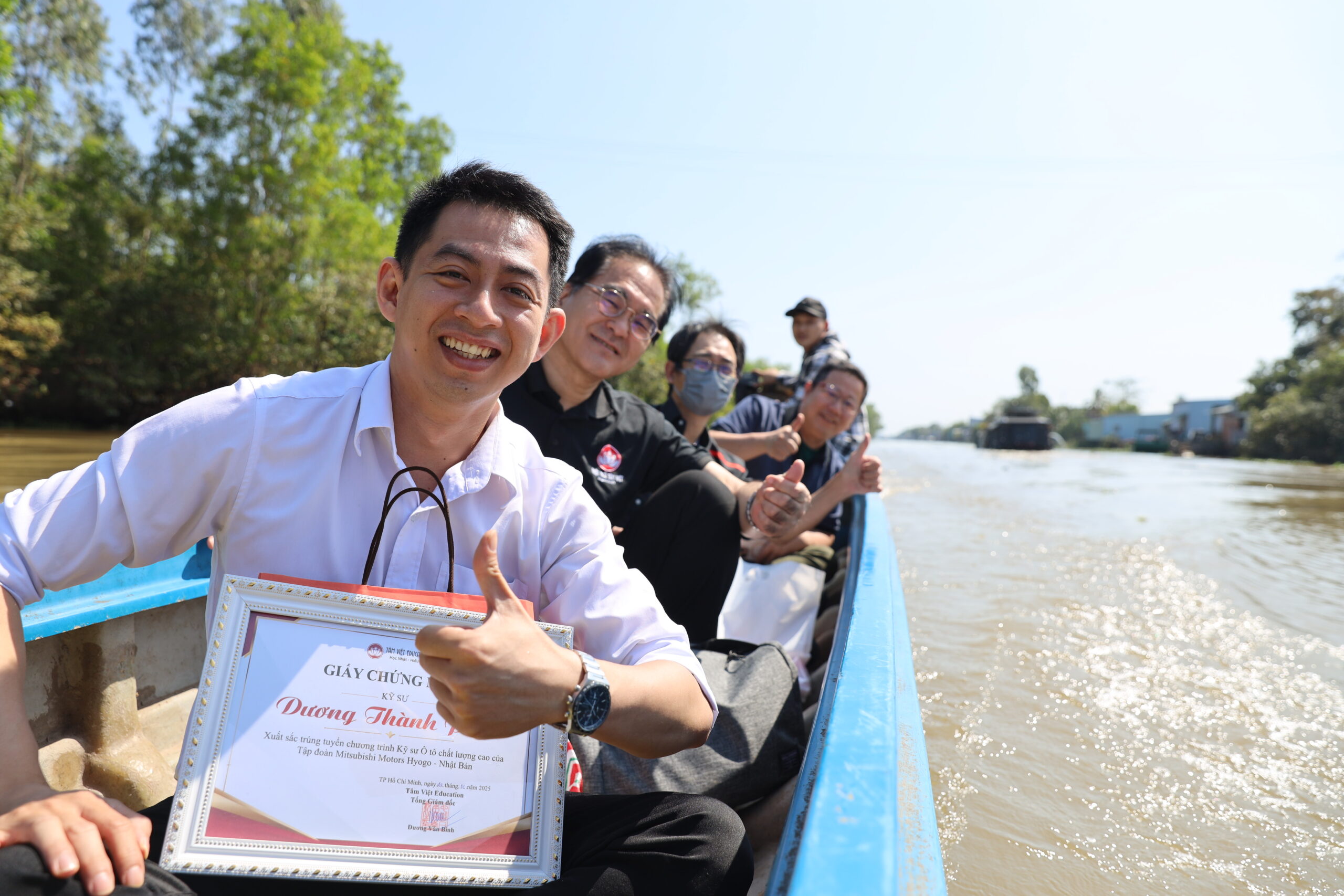 đoàn ngồi ghe thăm nhà kỹ sư