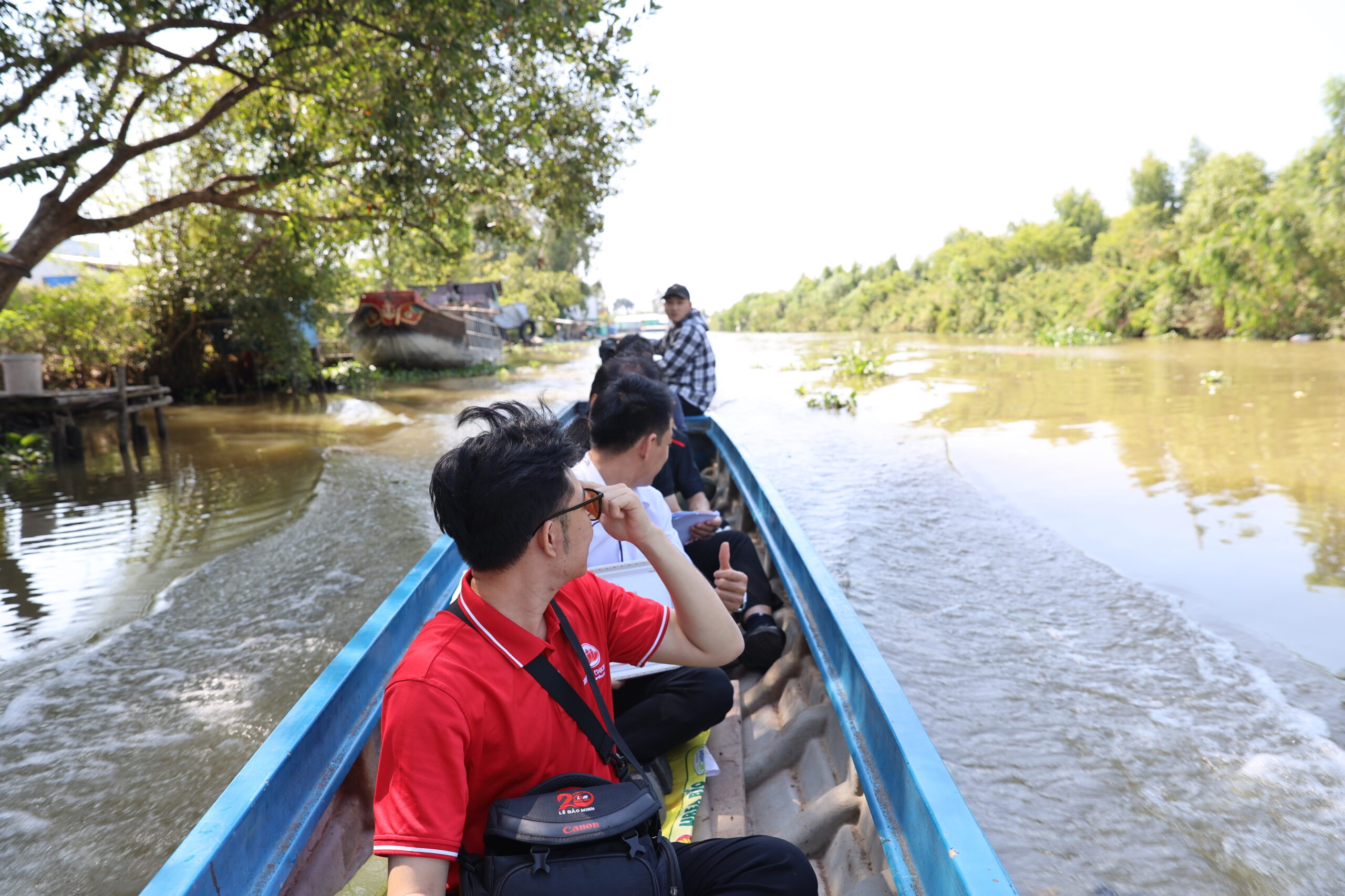 ghe trên sông