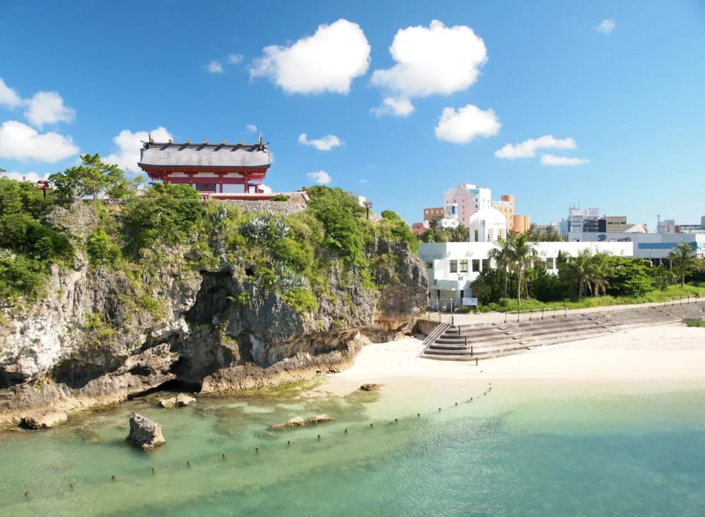 Đền Naminoue: Một ngôi đền lịch sử thờ vị thần bảo hộ biển cả ở Okinawa