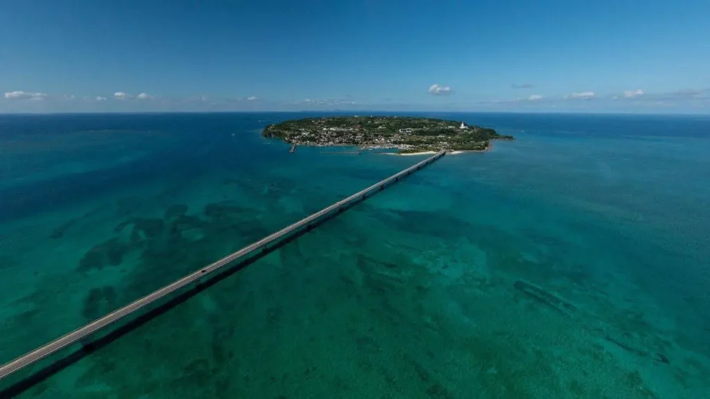 Cầu Kouri: Một cây cầu mang đến tầm nhìn ngoạn mục ra biển cả tuyệt đẹp ở phía bắc Okinawa